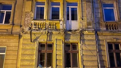 Фото: Фахівці обстежують будинок, де стався обвал балкона