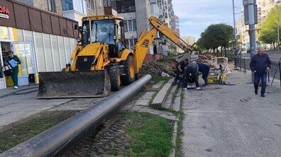 фото ілюстративне: ремонтна бригада замінює аварійний трубопровід