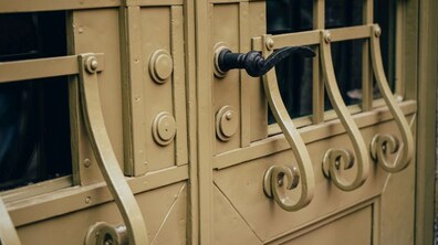 Фото: На вулиці К. Левицького у Львові відновили сецесійну браму