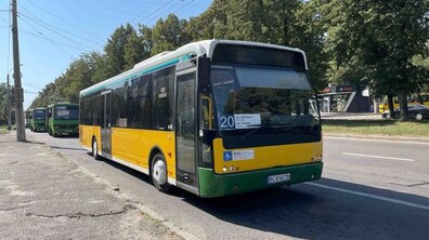 Фото: Пасажирів закликають не нищити оновлений громадський транспорт: менш як за тиждень у великих автобусах № 20 пошкодили сидіння
