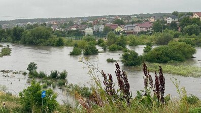 Фото: Через потужні дощі біля Львова фіксують значні підтоплення, громадський транспорт курсує майже без змін (оновлюється)