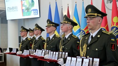 Військові у великій сесійній залі тримають в руках відзнаки
