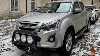 авто сірого кольору стоїть у внутрішньому дворику Ратуші