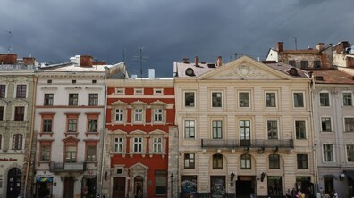 Грозова хмара над центральною частиною міста.