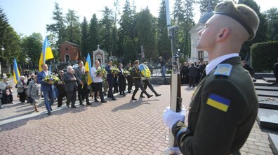 Фото: У Львові на Личакові вшанували Героїв України