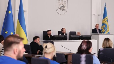 присутні слухають доповідача у великій залі мерії