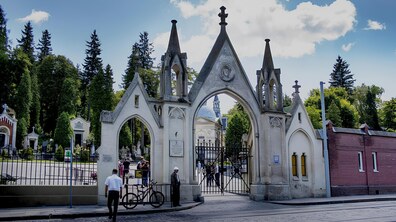 Біля входу до Личаківського цвинтаря ходять люди. Фото ілюстративне.