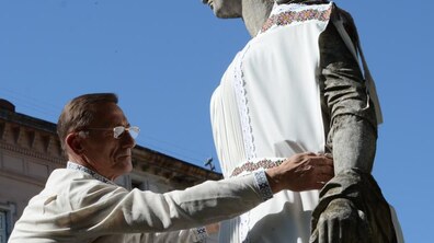 Фото: До Дня Вишиванки скульптури у центрі Львова одягнуть у вишиванки