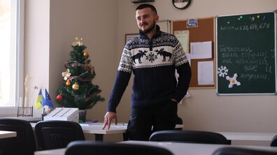 Ігор Дусан у шкільному класі.
