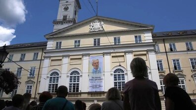 Фото: Сьогодні, в день похорону Левка Лук’яненка, на вежі Ратуші приспущено прапор, на фасаді розміщено банер