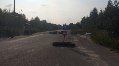 Фото: На вул. Північній, 1 встановили шлагбаум для унеможливлення завезення ТПВ