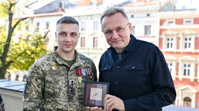 Фото: 25-літній Герой України Юрій Жуковець зі Львова подарував місту кулю, якою росіяни намагались його вбити (відео)