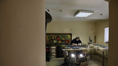 на фото процес реставрації вітража