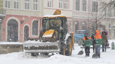 Фото: Усі комунальні служби працюють у посиленому режимі: субота і неділя для них будуть робочими днями