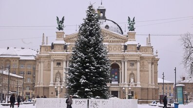 Головна ялинка перед Оперним театром. Біля ялинки люди.