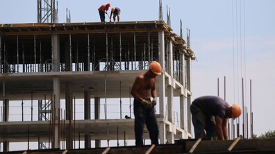будівельний майданчик, на якому зводять будинок. Тривають будівельні роботи
