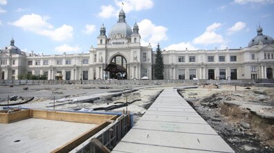 Фото: Ремонт пл. Двірцевої: заміну водогонів завершили, тривають роботи з монтажу плит під трамвайну колію