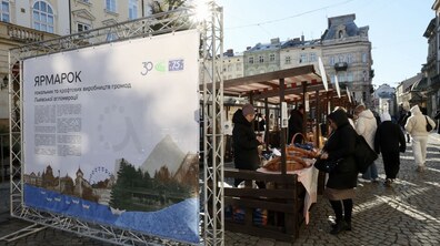 люди купують продукцію на Ярмарку на площі Ринок