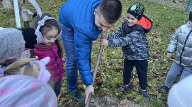 Фото: В межах Тижня сталої енергії дошкільнята Львова садили дерева