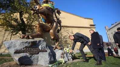 Фото: Найбільшого лева Львова одягнули у національний стяг, а студенти пройшли ходою до Янівського кладовища — Львів відзначає 101-шу річницю створення ЗУНР