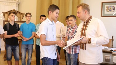 Фото: Міський голова Львова Андрій Садовий привітав випускників, які отримали найвищі бали за результатами ЗНО з базових дисциплін