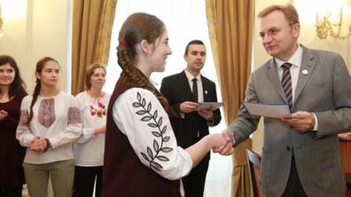 Фото: 30 найкращих учнів Львова отримали з бюджету міста премії по 10 тис грн кожен 
