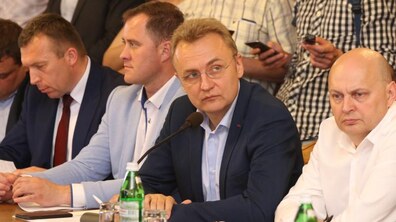 Фото: «Сміття з перенакопичених контейнерних майданчиків у Львові вивозити все ще нікуди», - С. Бабак 