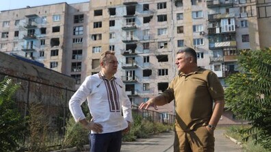 Фото: Мер Львова Андрій Садовий відвідав прифронтову Авдіївку