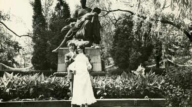 молода пара стоїть попереду пам’ятника. фотографія чорно-біла