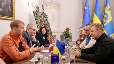 Мер Львова Андрій Садовий приймає у себе в кабінеті далегацію з Латвії, на чолі з міністром клімату та енергетики Каспарсом Мелнісом