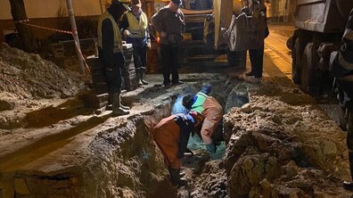 ремонтна бригада Львівводоканалу вночі ліквідовує пошкодження на водопроводі