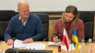 директор ЛМКП «Львівводоканал» Дмитро Ванькович та директорка Національного інституту польської культурної спадщини за кордоном POLONIKA Катажина Соколовська підписують меморандум про співпрацю.