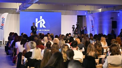 ведучий Олександр Кобзарев, керівник БФ «Unbroken», виступає перед учасниками форуму