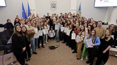Міський голова Андрій Садовий (по центру) разом із випускниками програми «Перший кар’єрний крок». Вручення дипломів студентам, які стажувались у мерії торік.