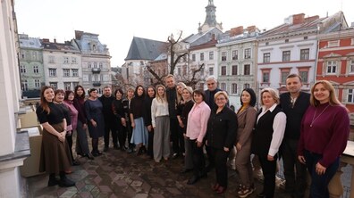 На балконі міської Ратуші мер Львова Андрій Садовий разом із педагогами, управлінцями та освітніми посадовцями з усієї України - учасниками Освітньої резиденції