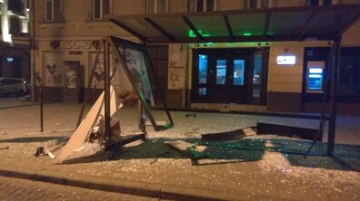 Фото: Вночі невідомий під час ДТП пошкодив зупинку громадського транспорту в центрі міста