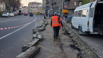 Фото: На зупинці громадського транспорту біля готелю «Львів» облаштовують посадкову платформу