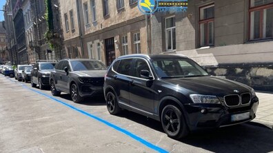 Фото: На майданчиках ЛеоПарковки оновлюють дорожню розмітку