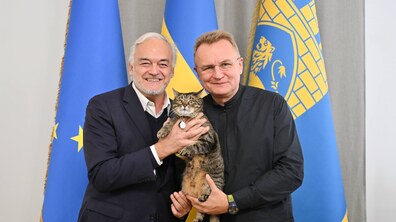 Міський голова Львова Андрій Садовий, віцепрезидент Європарламенту Естебан Гонсалес Понс та котячий мер Львова Левчик