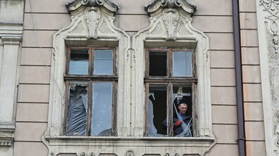 Розбиті вікна на одному з поверхів будинку, який постраждав внаслідок теракту 22 лютого 2026 року.