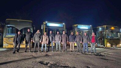 Група львівських водіїв стоїть біля автобусів, які Львів передав Одесі для підтримки їхньої транспортної системи