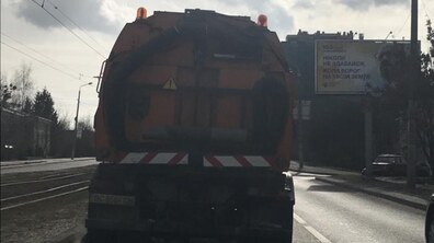 Фото: Комунальні служби прибирають вулиці від піску: за цей тиждень вивезли 155 машин піску