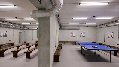 Просторе освітлене укриття, ліворуч розташовані дерев’яні лавки, праворуч – стіл для настільного тенісу