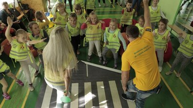 Фото: Наймолодші школярі міста отримали світловідбиваючі жилети