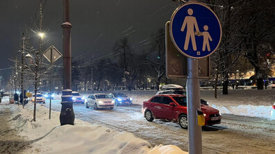 Автомобілі їдуть засніженим проспектом Свободи