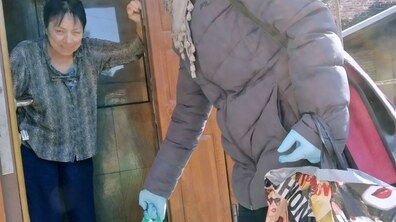 Фото: У Львові соціальні працівники постійно на контакті з одинокими мешканцями міста