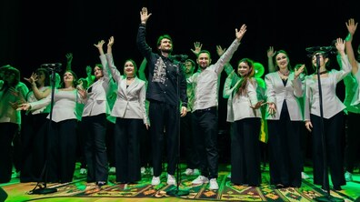 Хор “Гомін” під час виступу на сцені.