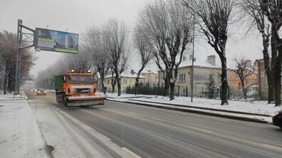 Фото: Впродовж дня снігоприбиральна техніка працюватиме в робочому режимі