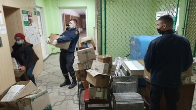 Фото: Студенти Університету безпеки життєдіяльності долучились до робіт з облаштування додаткових ліжкомісць в приміщеннях на вул. Мазепи