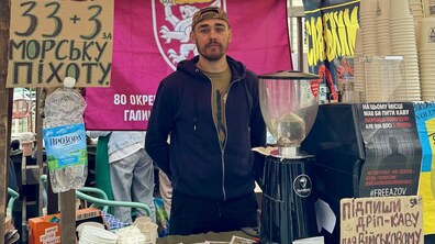 ветеран представляє волонтерську кав’ярню Coffee Special Forces 1 на одному з павільйонів ветеранського ярмарку